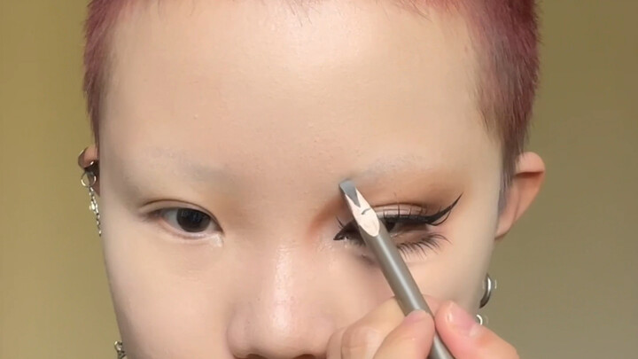 أبي لا يصدق أنني، صاحبة قصة الشعر القصيرة، سأتحول إلى دمية!