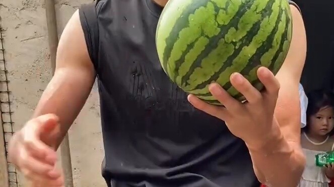 رجل صيني قوي كالحديد