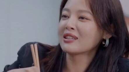 Xin Zhilei says she feels bad for Qin Lan, but can’t stop munching on cilantro.