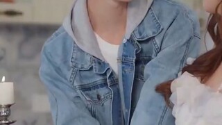 CEOคลั่งรักทุกคืน! คิดว่าเธออ่อนโยน แต่เมียที่น่ารักคือหัวหน้าองค์กรลับ?! ศัตรูที่ใช้หมอนใบเดียวกัน!