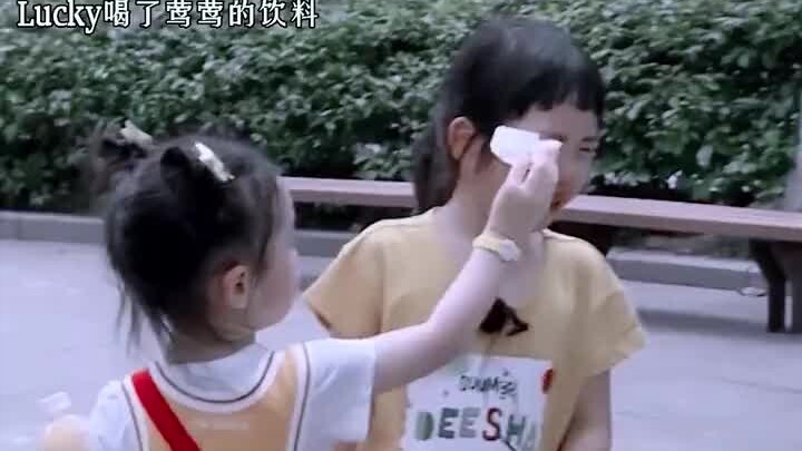 Lucky secara tidak sengaja meminum minuman Yingying, dan tindakannya setelah itu benar‑benar menghan