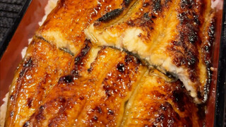 Nasi belut bakar 📍 Dilumuri saus yang melimpah, reaksi Maillard yang sempurna, menggugah selera! Jaj