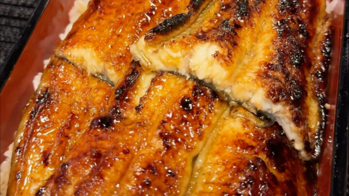 أرز بالسمك الغني الشواء 📍 مغطى بالكامل بالصلصة، تفاعل ميلارد مثالي، يسيل له اللعاب! وجبة شارع ياباني