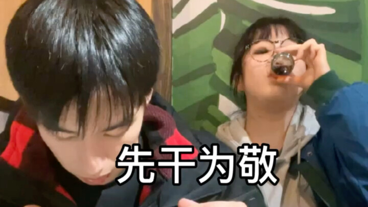 I'm so happy eating earthen pot chicken with my boyfriend!