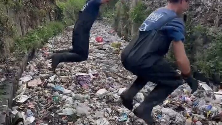“Selama nyawa masih ada, tim relawan membersihkan sungai yang dipenuhi sampah”