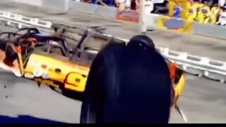 انتبه، هذه السيارة الرياضية تعرضت لحادث