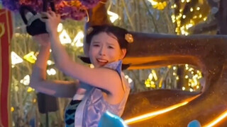 งูจิ้งจกที่สวนสนุกฮวายเล่อในเทียนจิน ผมของงูเขียวปลิวไปกลายเป็นผมทรงสกินเฮด งูจิ้งจกเต้นรำตามจังหวะข