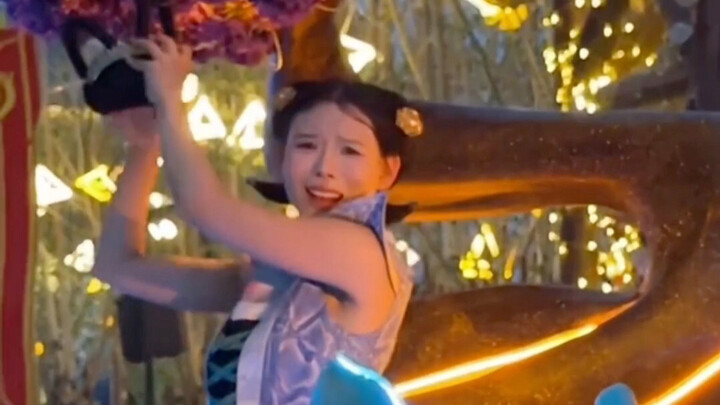 天津欢乐谷蛇精，青蛇的头发飞了变成平头，蛇精跳舞各跳各的节奏