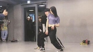 Chúng ta hãy cùng xem góc nhìn thứ ba, giáo viên dạy nhảy Liu Jun đang hò reo phấn khích! !