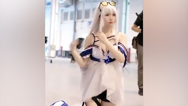 Hội chợ anime này... ngày càng kỳ quặc hơn à???