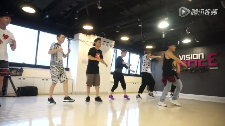 20151214 Two rare and impressive street dance performances—actually, they danced really well!