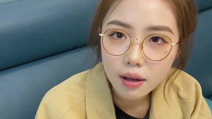 See that? This is how you handle a girlfriend who’s always overthinking!