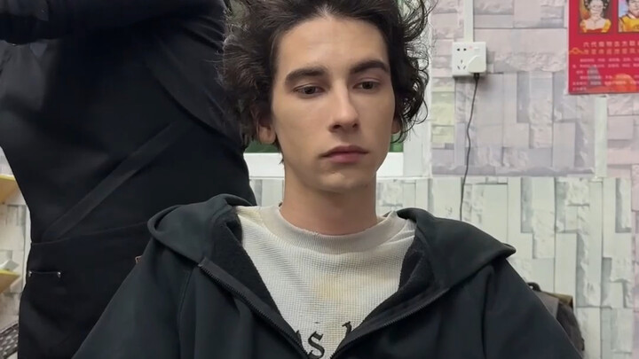 قالوا إن تسريحة شعري فوضوية، فقررت أن أحل هذه المشكلة.