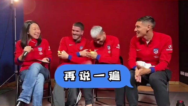 พูดภาษาจีนว่า “ให้พวกแกสองคนกิน ‘โหวโหว’ หน่อย” จนทำเอา 3 นักเตะอาร์เจนตินาของแอตเลติโก มาดริดขำกลิ้