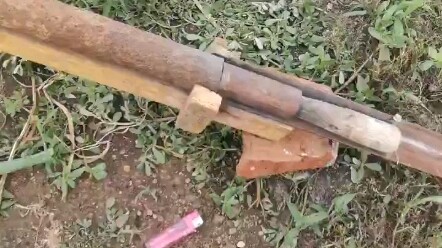 Pemicu baut pemuatan masuk belakang mortir tendangan ganda