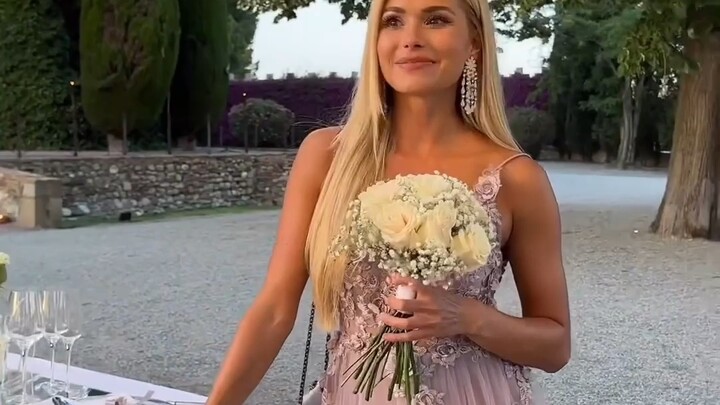 Marta’s Fairytale Wedding: I didn’t manage to catch the bouquet, so I just boldly 😎 went right up an