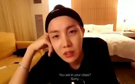 【防弹少年团】jhope直播的时候有粉丝说自己在上课 于是hope大声唱了句吹笛人2333333 （还不去学习的潜台词）