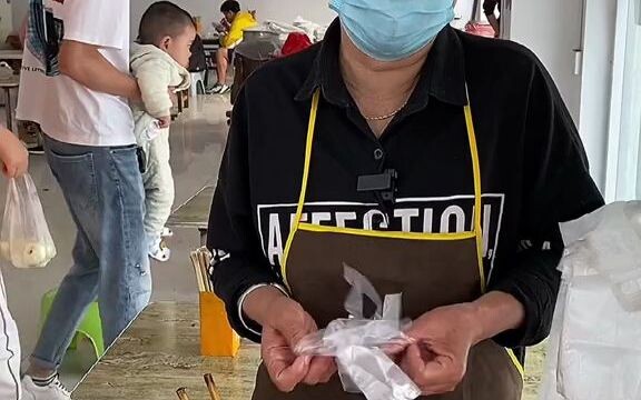 A bowlful of stir-fried noodles—honest and heartfelt stir-fried noodles, Auntie!