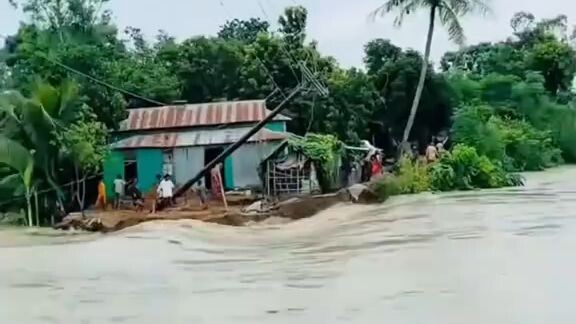 নদীর ঢের উপরে ঢেউ এসে