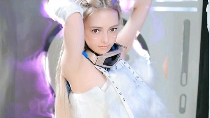 The mixed-race beauty's dynamic dance looks like a character from an anime!
