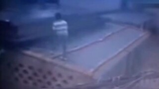 翻墙出去上网，男孩掉进粪坑!而且不止一次!