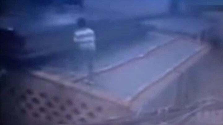 翻墙出去上网，男孩掉进粪坑!而且不止一次!