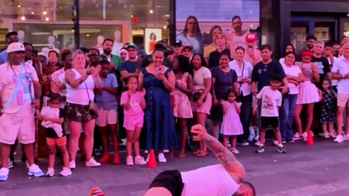 Penampil jalanan di Times Square, tanpa panggung profesional, para pejalan kaki yang lalu-lalang ada
