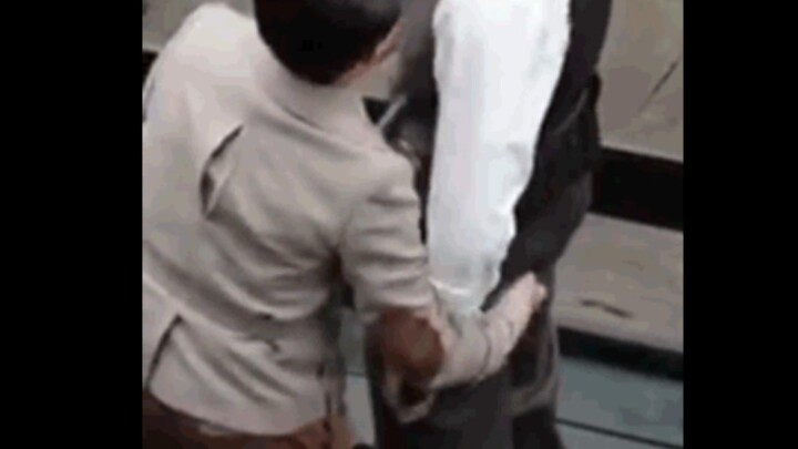 Mr. Bai is not only a man but also a wretched man. He is so scary that he can even touch other peopl