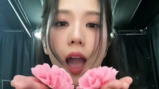 Thử thách mặc trang phục múa hoa của Kim Ji Soo2