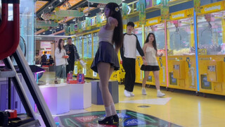 น่ารักแบบต่างขั้วสุดๆ สาวน้อยจากเครื่องเต้นกลับมาโลดแล่นอีกครั้ง adios