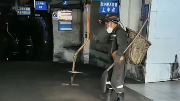 Tôi là một thợ mỏ, và đây chính là chiếc xe khỉ mà chúng tôi dùng để đi làm và tan ca.