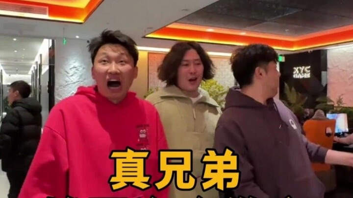 เมื่อพี่น้องของคุณเปิดร้านอินเทอร์เน็ตคาเฟ่เพียงเพื่อจะได้เล่นเน็ต แบบนี้ก็ต้องทั้งกินทั้งหิ้วกลับบ้