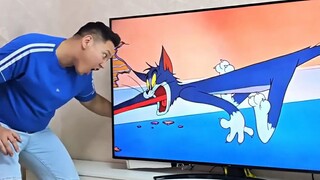 Tom and Jerry! Hilarious interaction across the screen!