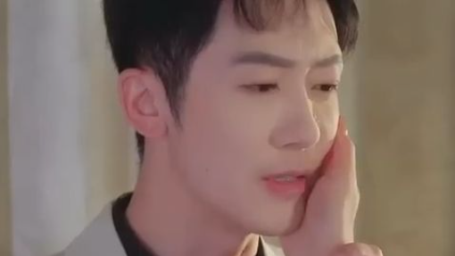 Dia menikah dengan CEO cacat demi keluarga, menyembuhkannya, dan dimanja seluruh keluarga