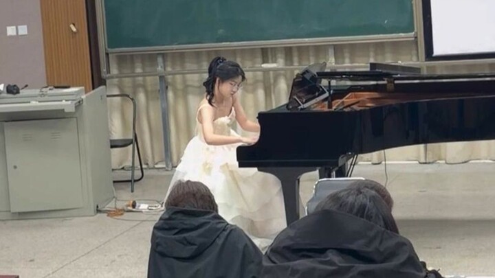 Đang câu cá dở thì bảo tôi đi giao quần áo, rồi còn bắt tôi ngồi nghe cô ấy đàn nữa, làm sao mà tôi 