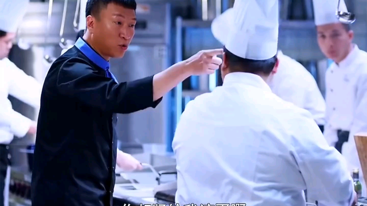 Lei Ge suka memojokkan langit, bumi, dan bahkan udara; di dapur dia adalah raja yang kejam—mulutnya 