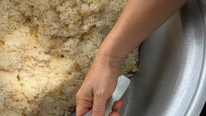 Trên đường phố Liễu Châu, một phần xôi nếp chỉ có hai miếng, vậy mà còn có cả lạp xưởng nữa.