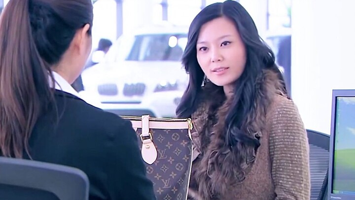 Gadis materialistis mau kabur setelah mengantongi uang, tapi tak tahu bos sudah siapkan jebakan—akhi