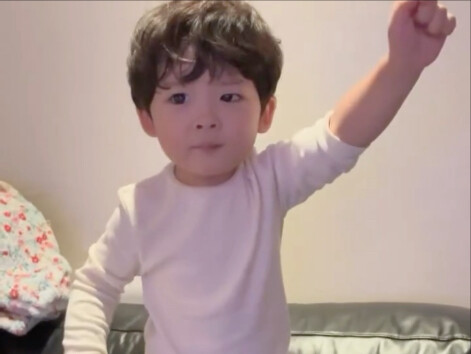 ييجين شوانغ ترقص حبًا في لقطة رومانسية