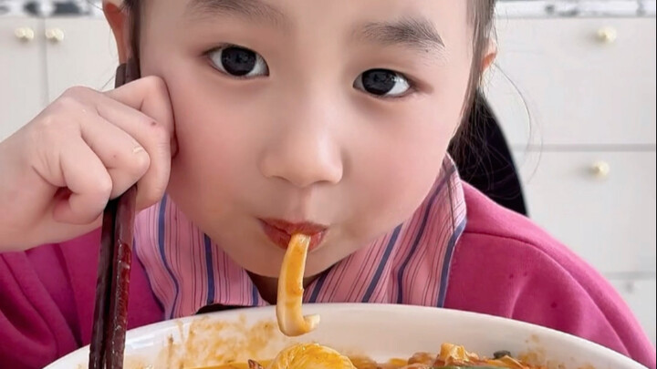 露妍：爸爸别吃完了 妈妈分你吃