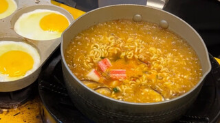 Warung mie instan pinggir jalan 12 yuan semangkuk!! Ditambah telur dadar, stik kepiting, keju! Wangi