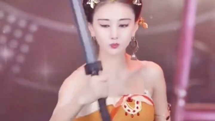 Evergrande Song and Dance Troupe's Mai Sui'er, here comes the real sword dance! This look asks you i