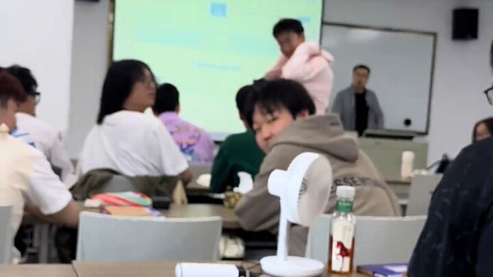 Teman sekelasku baru tiga tahun kuliah, ini pertama kalinya dia naik ke podium, dia memintaku untuk 