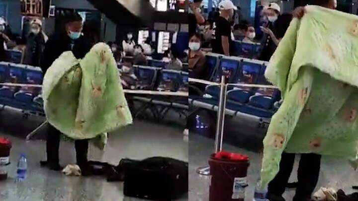 Những công nhân nhập cư bị dỡ đồ và kiểm tra ba lần, quần áo và chăn mền vương vãi khắp sàn nhà. Nhâ