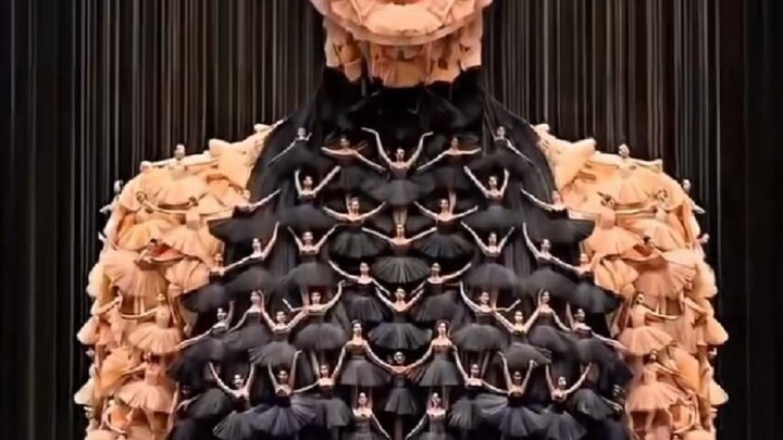 【Hundred-Person Aerial Dance】This isn’t AI特效—there’s no green screen and no post‑production composit