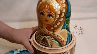 Boneka bersarang buatan tangan Rusia bisa memiliki banyak lapisan