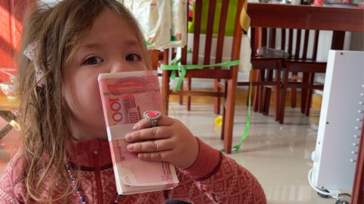 Mixed-race cutie’s first encounter with Chinese yuan: “It smells like roses”
