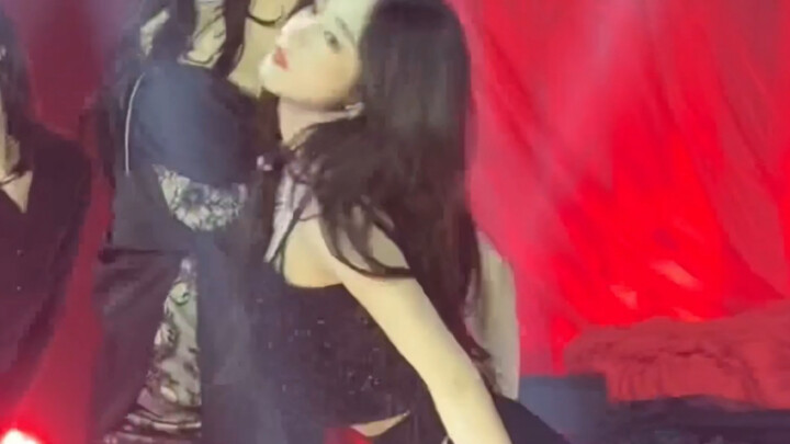 "How we do it" Hu Xiaohui finally became a backup dancer for her favorite big star. I am very happy 