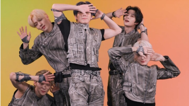 【TXT】رقصة التتابع مع الأغراب الجميلين.. الأخوة بسخروا تاني بمشهد كوميدي هههههه!