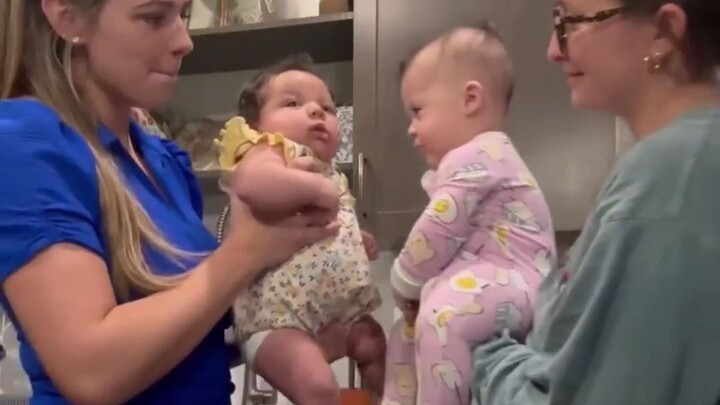 Cảnh “tai nạn” khi người lớn dắt con nhỏ đi chơi, bé cưng đúng là “nạn nhân oan uổng” 😅